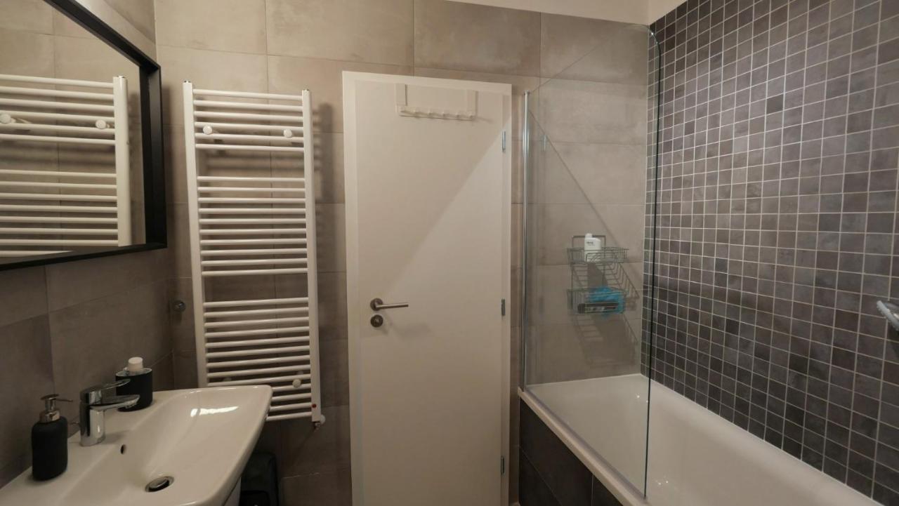 Air-Conditioned, 2 Room Apartment With Terrace Bratislava Exterior foto